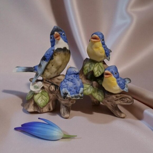 Mid-Century Vintage Ceramic JAPAN Kitsch Bluebird Family Figurine. - Picture 2 of 14